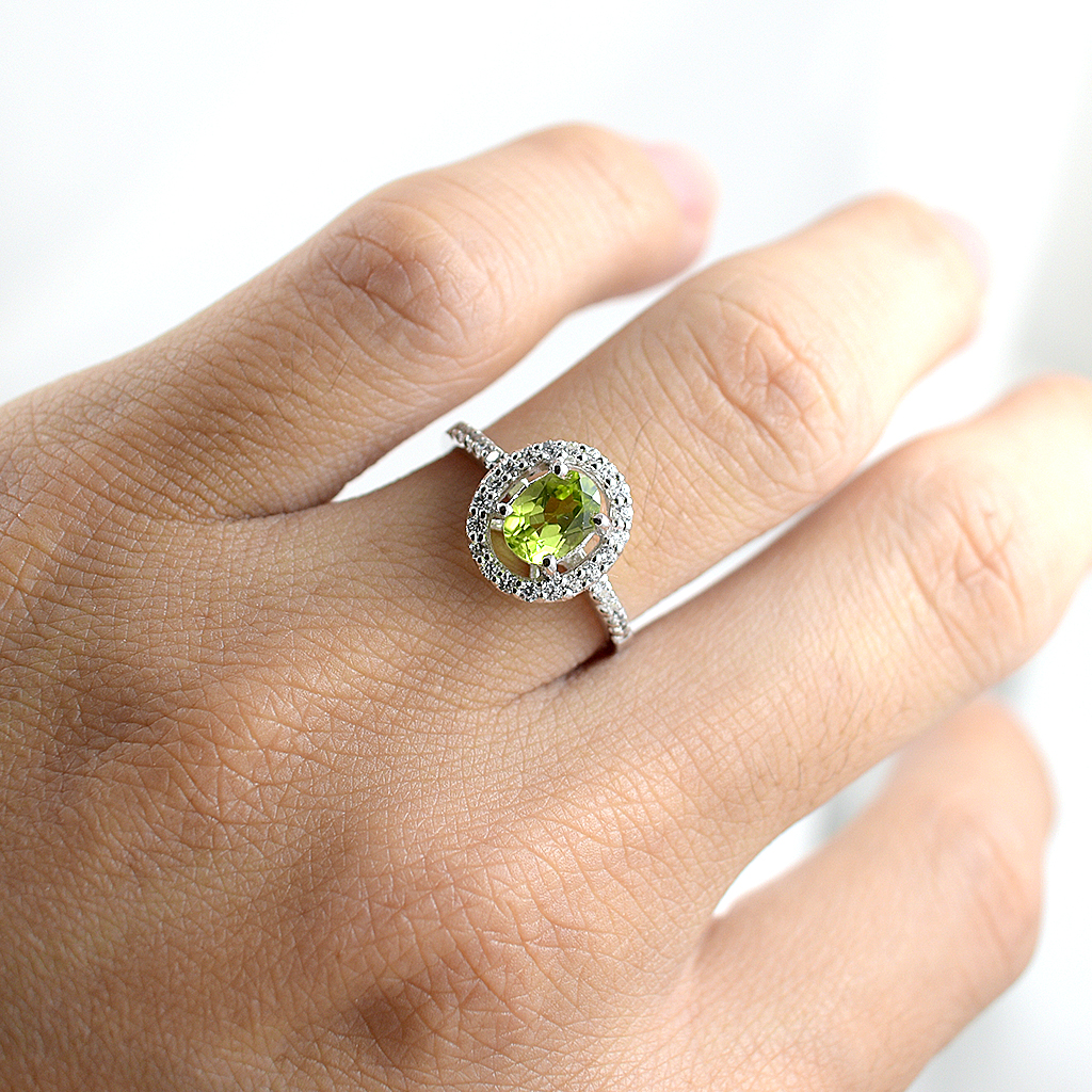 SKJewelryfactory แหวนเงินแท้ 92.5% ฝังพลอยเพอริดอทแท้ ล้อมเพชร ER02206-PDT
