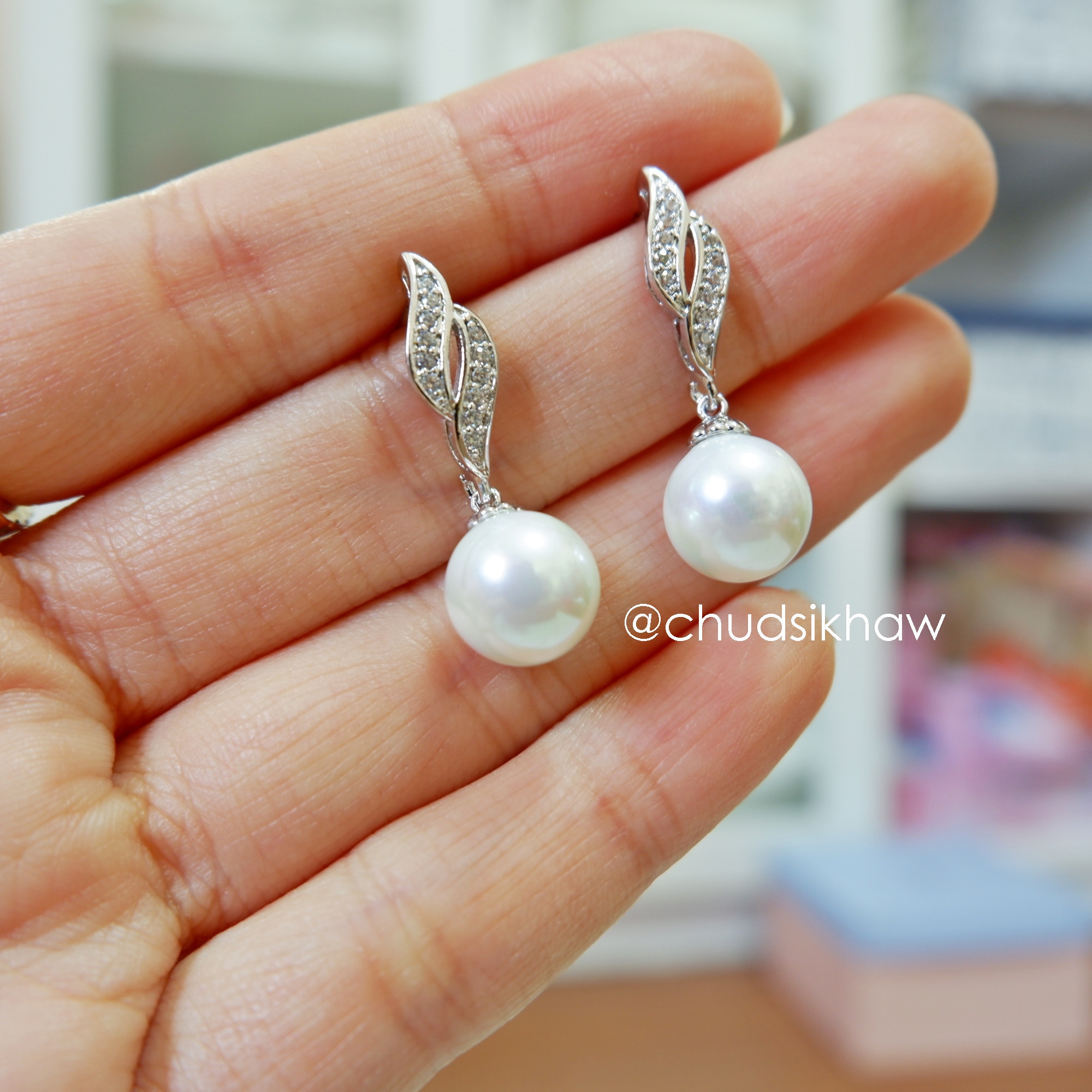 ต่างหูหลายแบบน่ารัก เล่นไฟ มุกแวววาว สวย ราคา 190 - 350 บาท