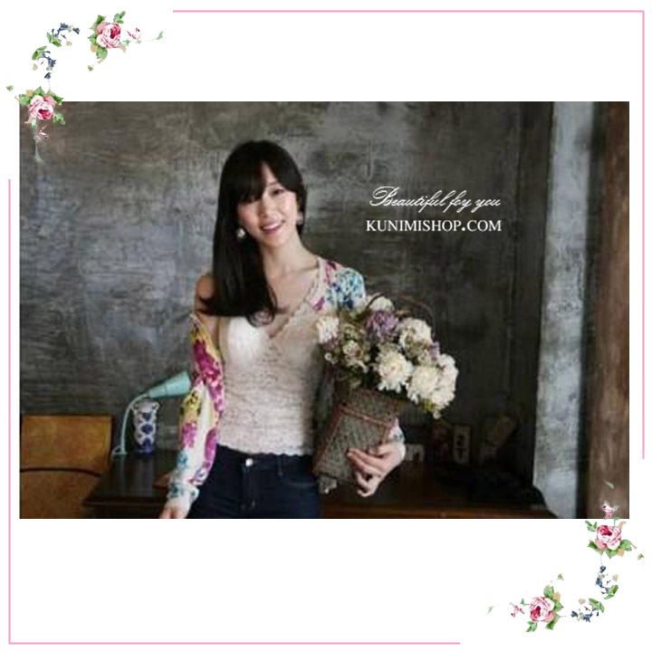 สื้อซับในผ้ายืด ลายลูกไม้ทั้งตัว ด้านหน้าและด้านหลัง เสริมฟองน้ำ คอวี จะใส่เป็นซับใน หรือ แบบใส่กับเสื้ออีกตัวคลุมก็ดูสวยเซ็กซี่ครับ ขนาด FREE SIZE มี 2 สี : สีขาว สีดำ