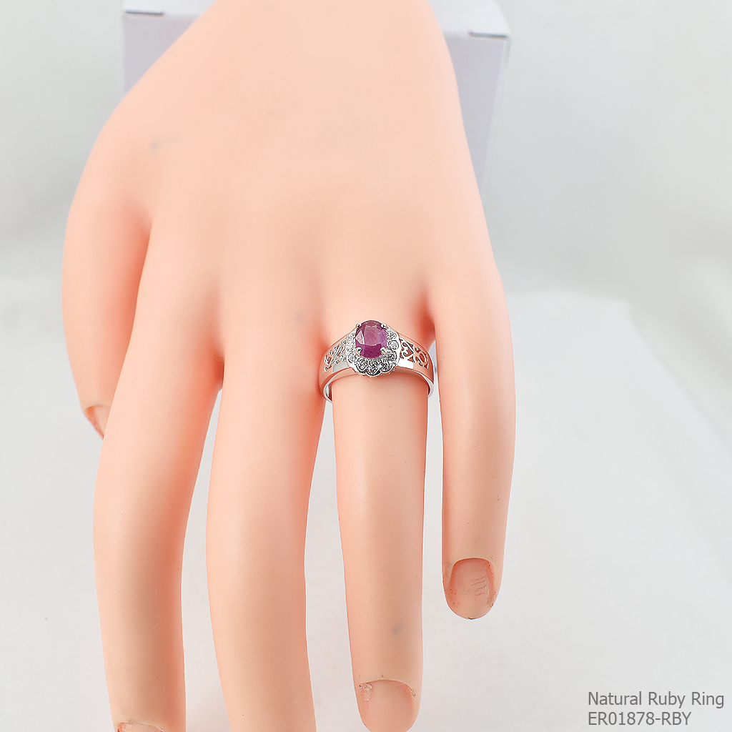 SKJewelryfactory แหวนพลอยทับทิมแท้ ล้อมเพชร ด้านข้างฉลุรูปหัวใจ ER01878-RBY