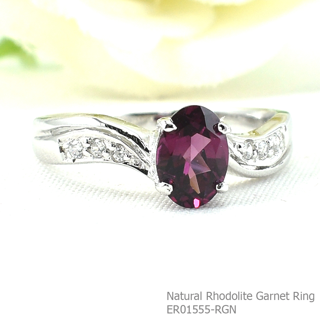 SKJewelryFactory แหวนเงินแท้ 92.5% ฝังพลอยโรโดไลท์การ์เน็ตแท้ พลอยสีแดงอมม่วง สวยมากๆ ER01555-RGN
