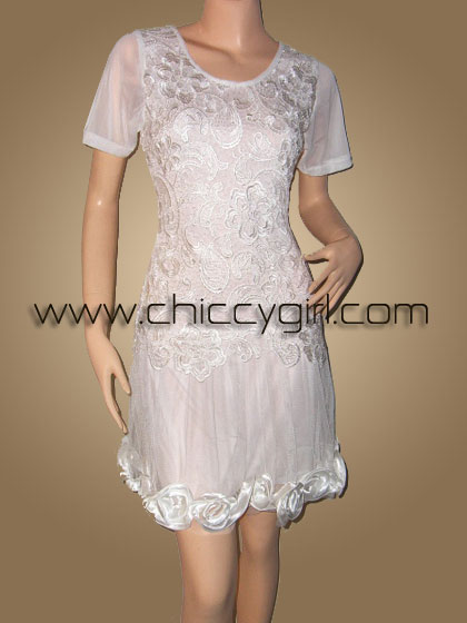 ชุดเดรสไปงานแขนสั้นสีขาว แต่งผ้าลูกไม้ถักลายดอกไม้หน้าและหลัง แต่งชายเป็นกุหลาบรอบตัว แบบน่ารักมาก