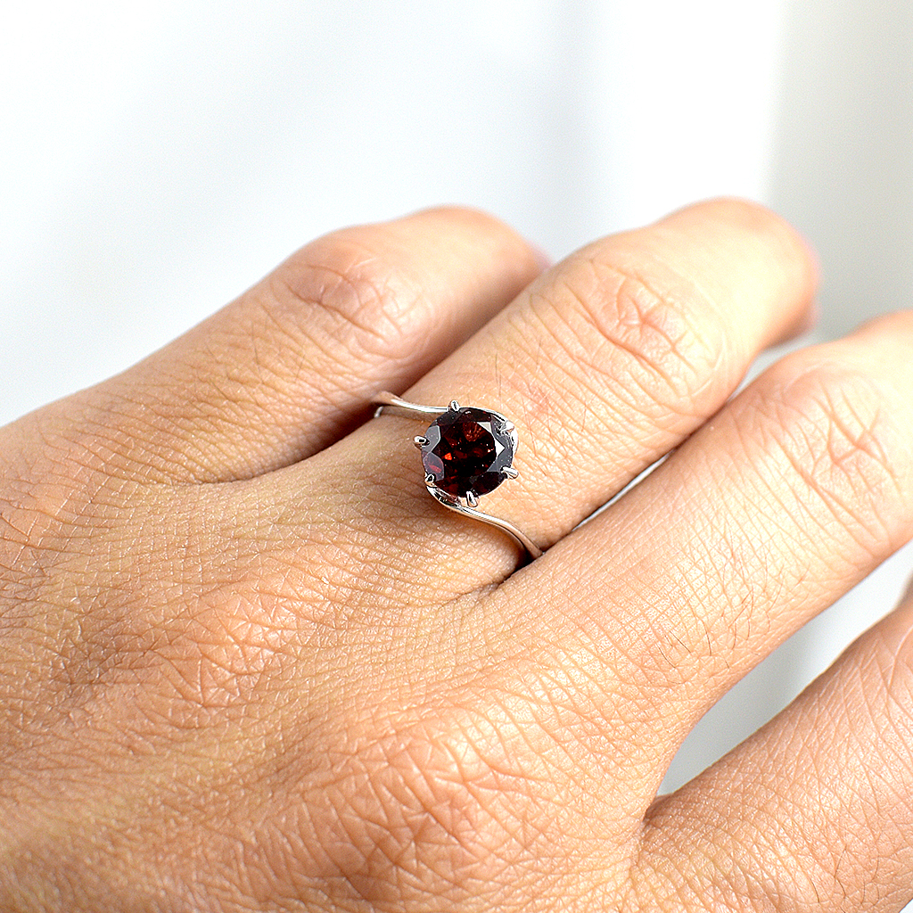 SKJewelryFactory แหวนโกเมนชูยอด พลอยขนาด 7x7 มิล ตัวเรือนเงินแท้ 92.5% ER01614-GAN