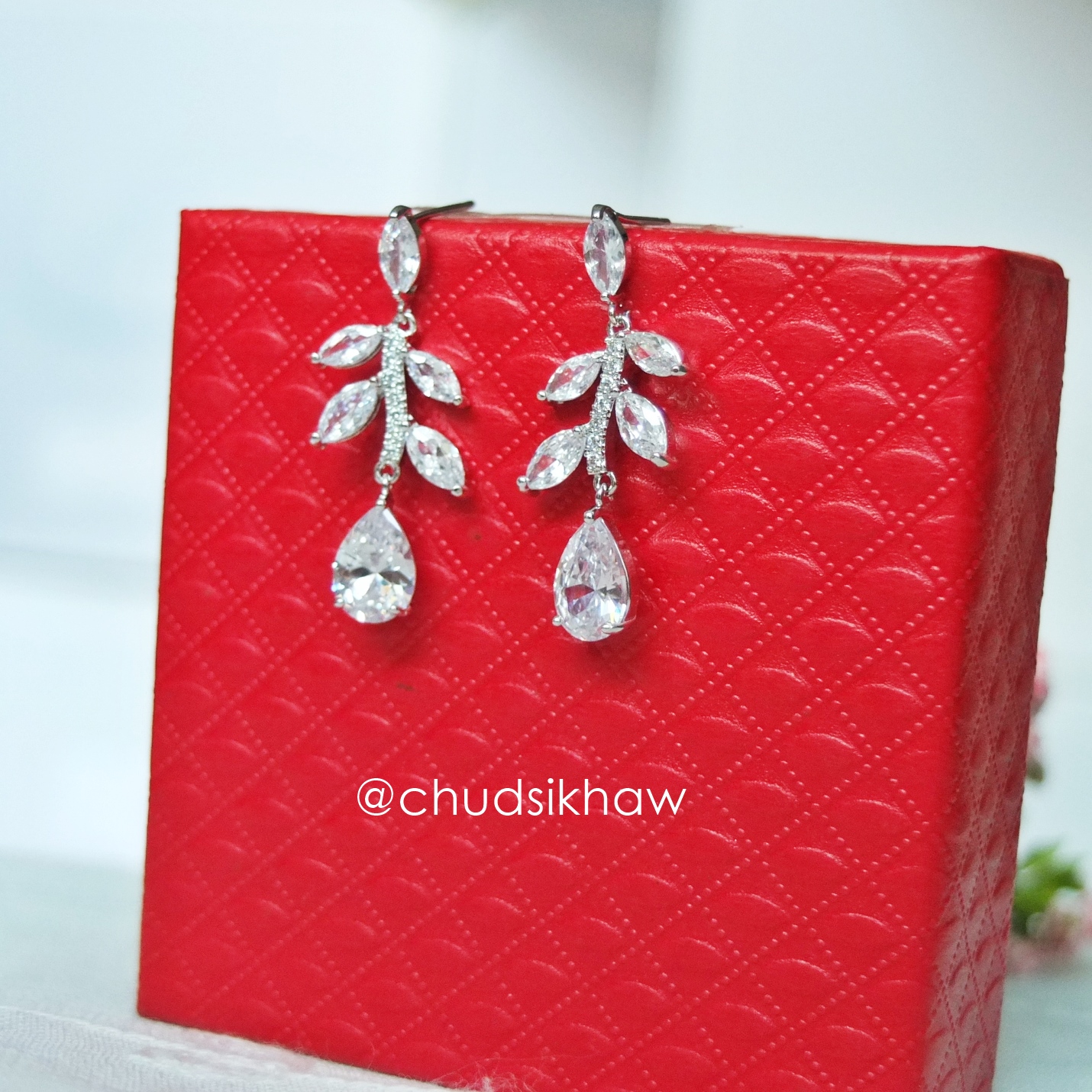 ต่างหูหลายแบบน่ารัก เล่นไฟ มุกแวววาว สวย ราคา 190 - 350 บาท