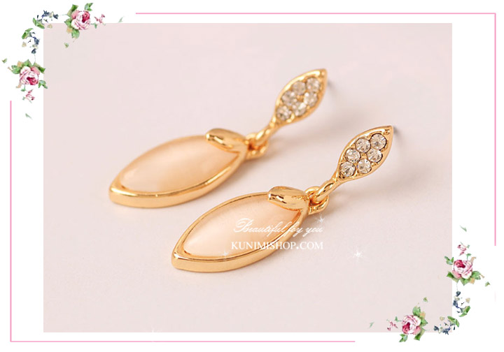  ตุ้มหู ต่างหูสีทรงหยดน้ำ สวยหวาน ประดับด้วยเพชร และ หินสี แบบแป้นเสียบคะ จะซื้อใส่เองหรือ เป็นของขวัญ ของฝากก็โอเคเลยคะ ^^ มี 2 สี : สีชมพู สีขาว ขนาด : 3 cm.