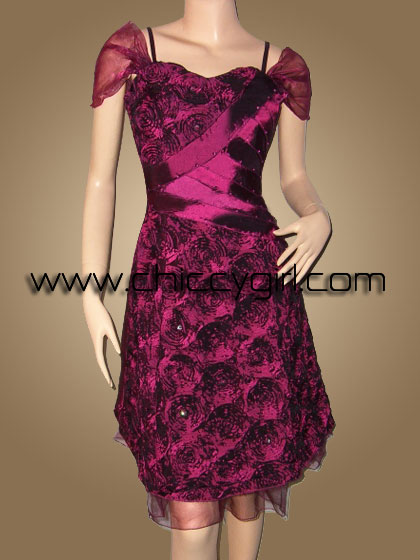 ชุดราตรีผ้าไหมสีม่วงแดง แบบมีแขน ปักริบบิ้นไหมเป็นกุหลาบปักเลื่อมและลูกปัดทั้งตัว แต่งผ้าซ้อนทับประดับลูกปัดสวยหรู