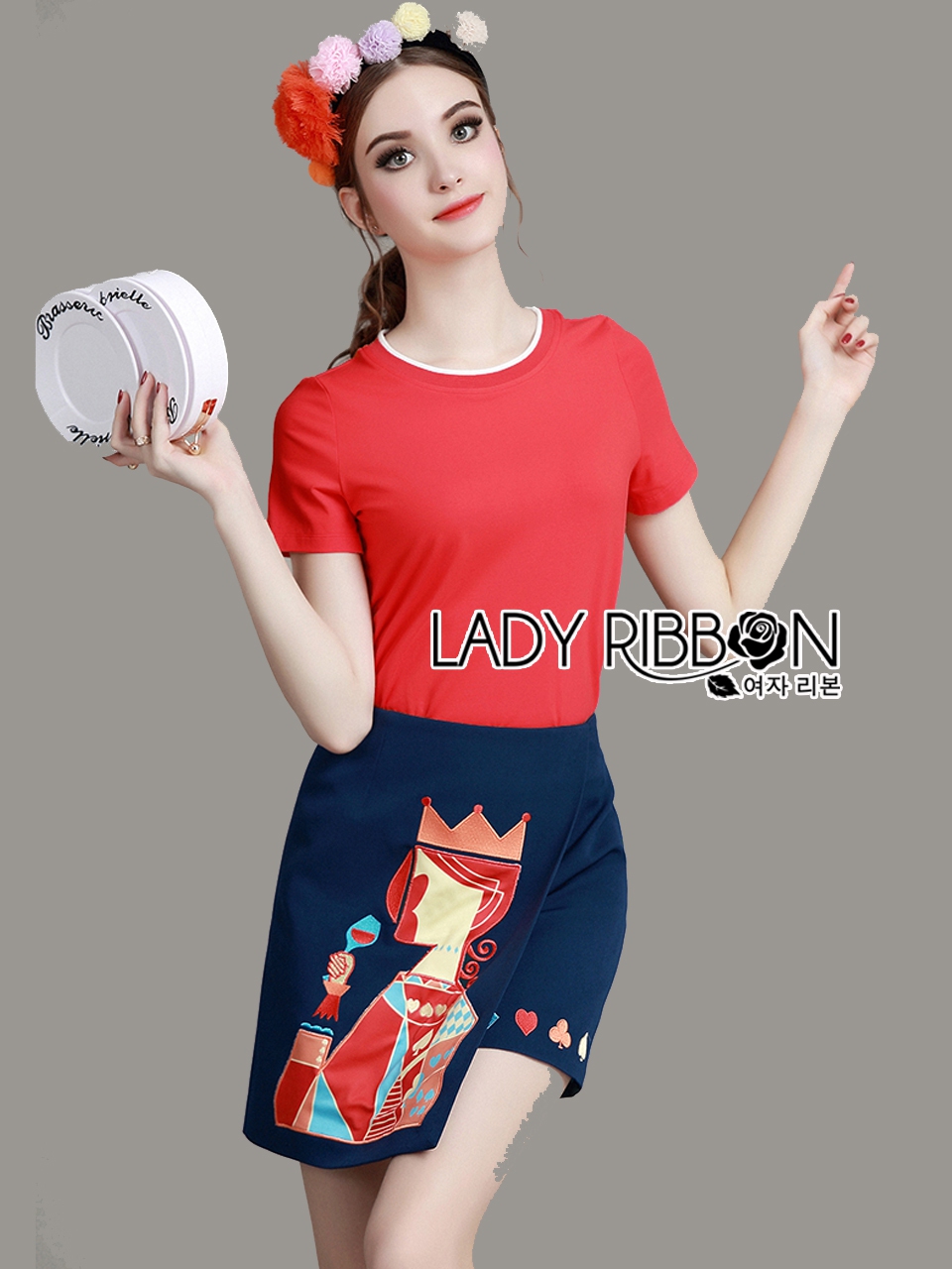 พร้อมส่ง เสื้อสีแดงและกระโปรงปักลายควีน
