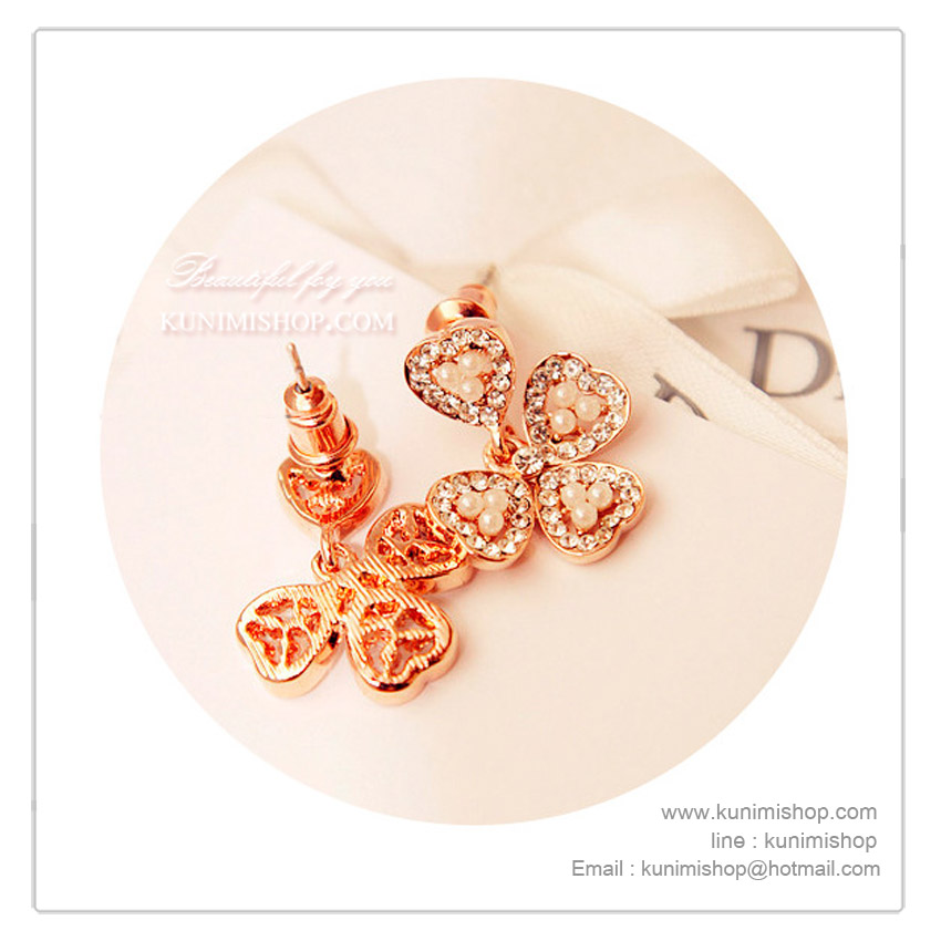  ตุ้มหู ต่างหูสีทอง รูปใบโคลเวอร์ นำโชค ราคาถูก งานคุณภาพ เกรดดี พร้อมส่ง สีทองชมพู ( Rose Gold ) สวยหรู ประดับด้วยเพชรรอบใบ ตรงกลางใบประดับด้วยมุขเม็ดเล็กๆ น่าใส่มากคะ ใส่ได้ทุกโอกาสคะ แบบแป้นเสียบ จะซื้อใส่เองหรือ เป็นของขวัญ ของฝากก็โอเคเลยคะ ^^ 