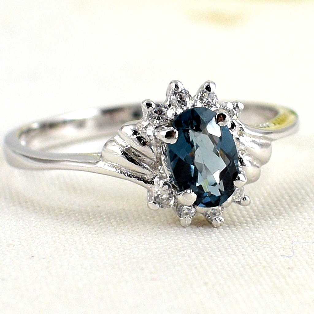 SKJewelryfactory แหวนเงินแท้ ฝังพลอยลอนดอนบลูโทปาซแท้ สไตล์เรียบหรู ER01419-LBT