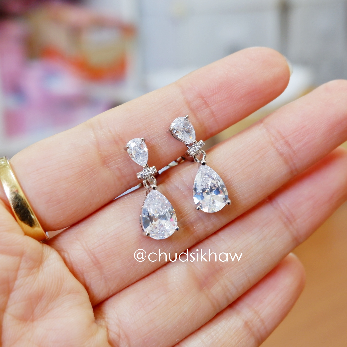 ต่างหูหลายแบบน่ารัก เล่นไฟ มุกแวววาว สวย ราคา 190 - 350 บาท
