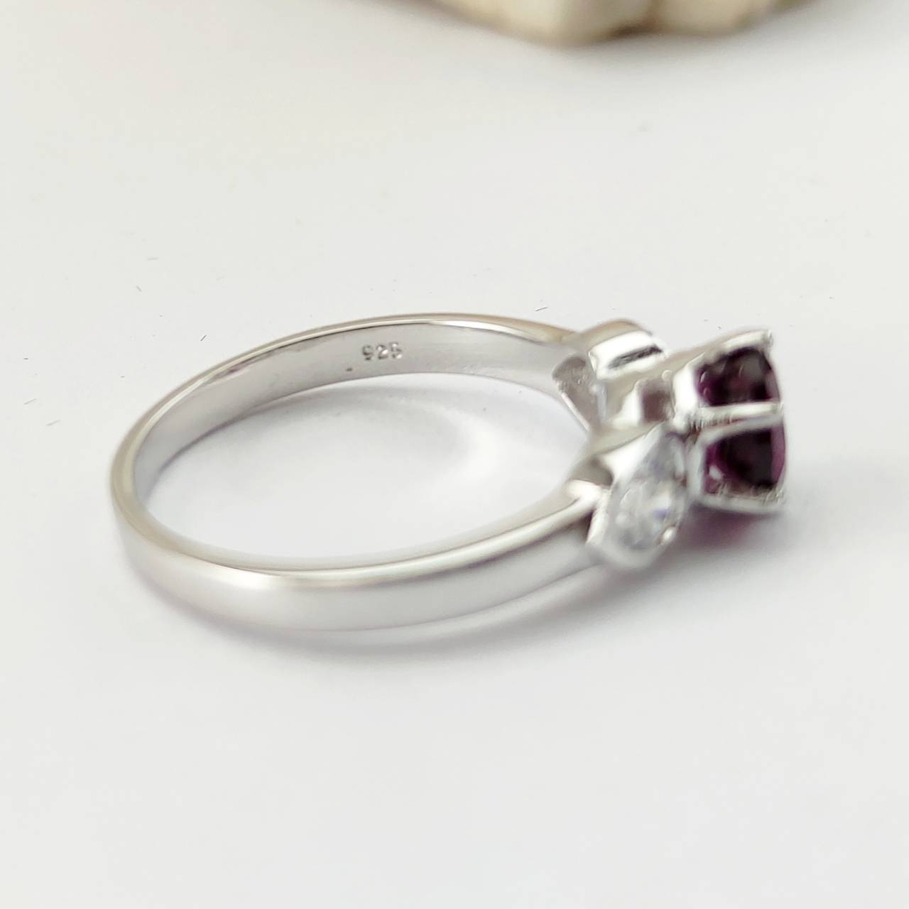 SKJewelryfactory แหวนชูยอด พลอยโรโดไลท์การ์เน็ตแท้ สีแดงอมม่วง ER00349-RGN
