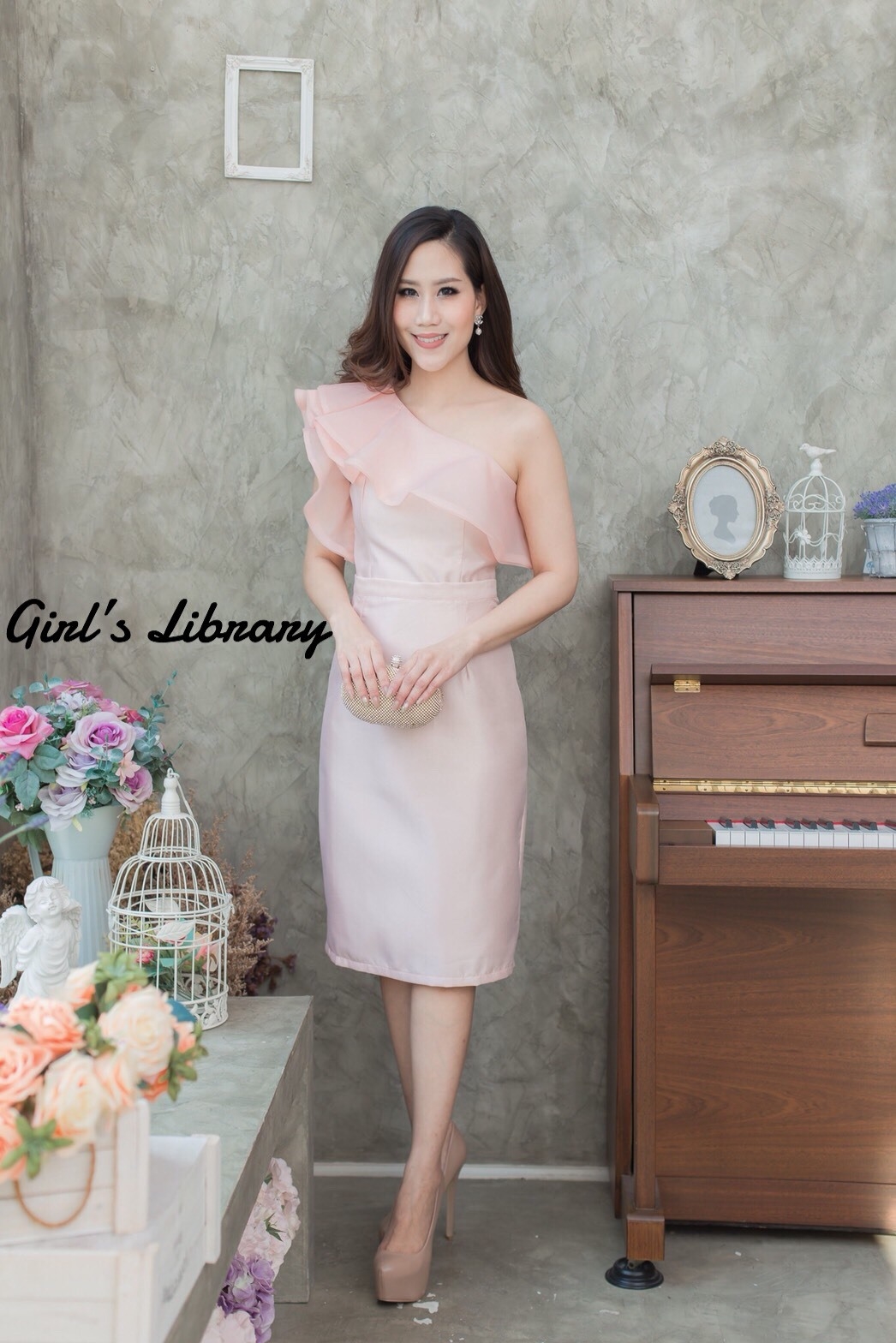 เสื้อผ้าเกาหลี พร้อมส่ง เสื้อบ่าเฉียง กับ กระโปรงทรงสอบ ผ่าหลัง