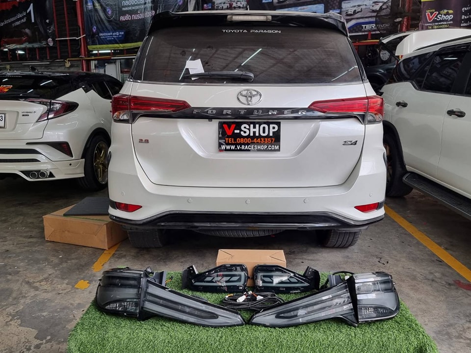 Fortuner ไฟท้ายทรง Legender Smoked ไฟเลี้ยววิ่ง 2015-2023