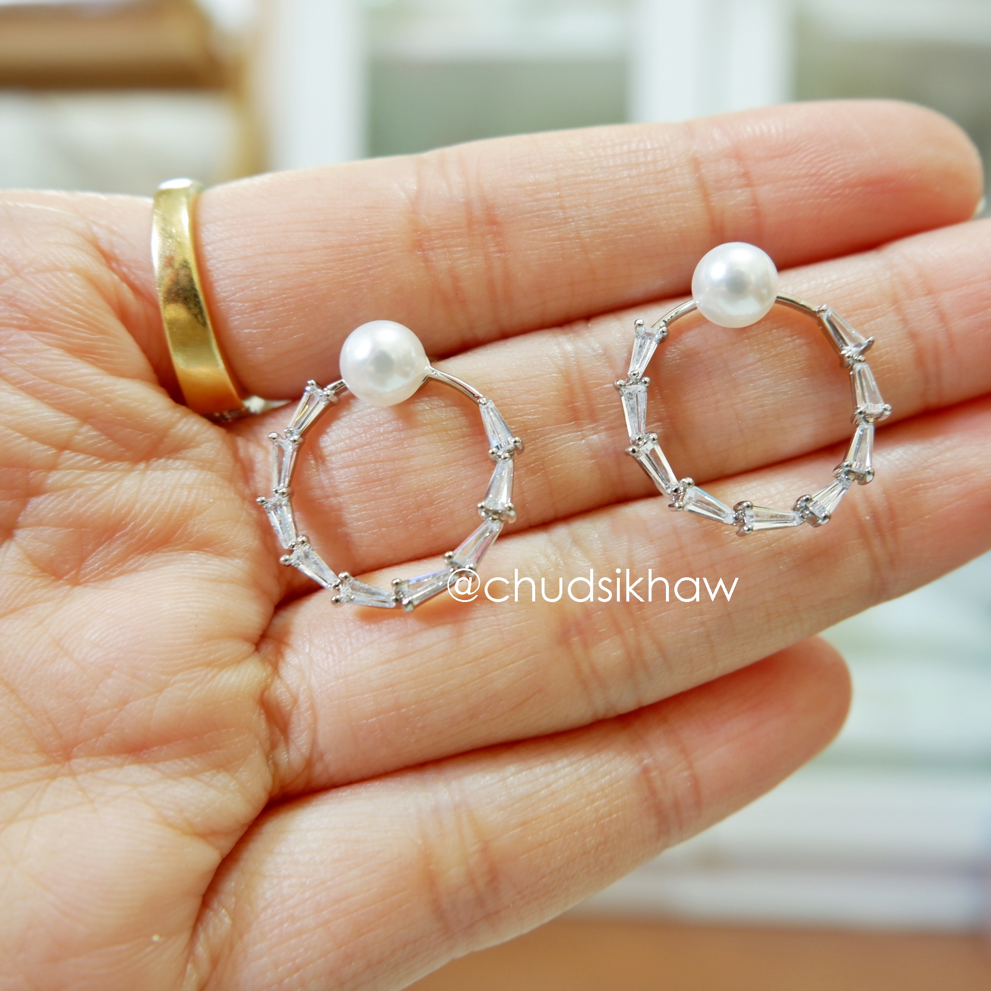 ต่างหูหลายแบบน่ารัก เล่นไฟ มุกแวววาว สวย ราคา 190 - 350 บาท