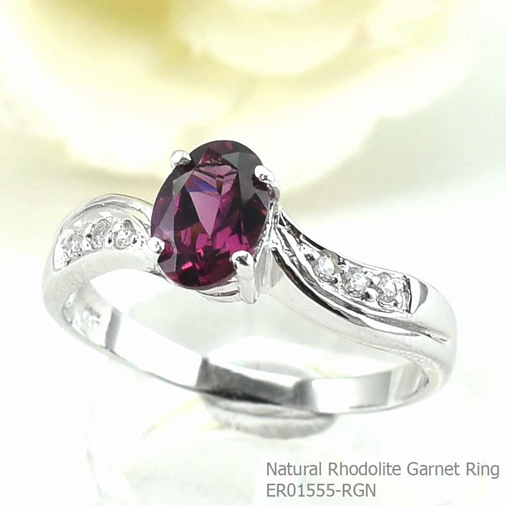 SKJewelryFactory แหวนเงินแท้ 92.5% ฝังพลอยโรโดไลท์การ์เน็ตแท้ พลอยสีแดงอมม่วง สวยมากๆ ER01555-RGN