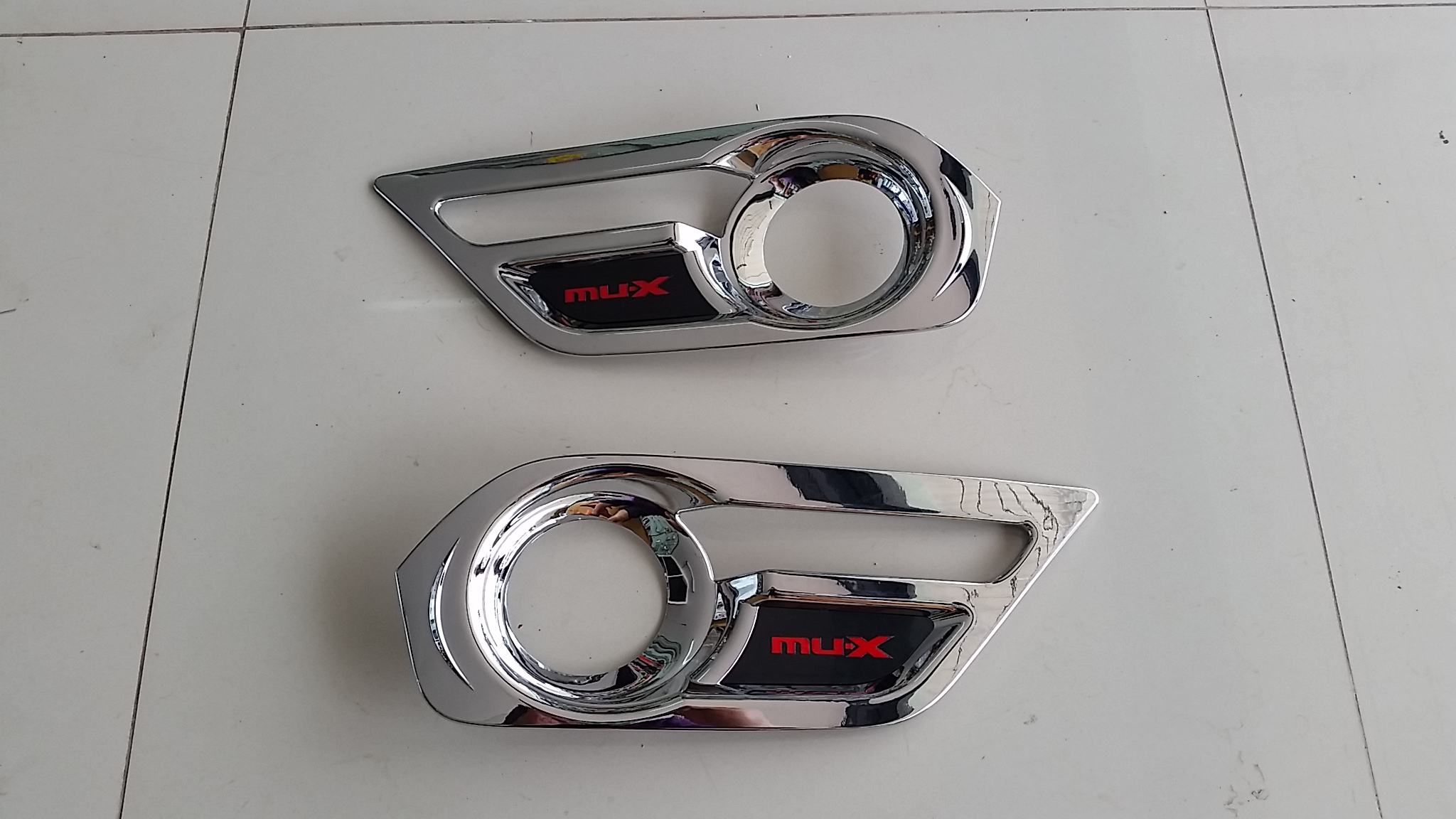 4067 ครอบไฟสปอร์ตไลท์ Logoแดง MU-X