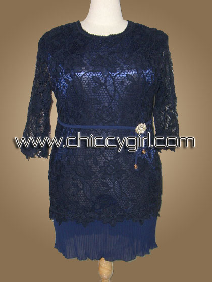 ชุดเดรสราตรีไปงานคนอ้วน ผ้าลูกไม้ลายดอก แขนสามส่วน สีน้ำเงินกรมท่า แต่งชายกระโปรงอัดจีบพลีทเหมือนกลีบดอกไม้ แบบสุภาพเรียบร้อย ดูดี สวยหรู พร้อมเข็มกลัด และสายคาดเอว