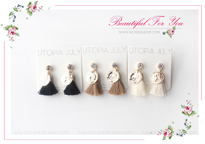  ตุ้มหู ต่างหูสีทอง ทรงกลมประดับด้วยพูด้ายสี มี 2สี สีขาว สีดำ แบบแป้นเสียบ ใส่ได้ทุกโอกาส สวยไม่ซ้ำใครคะ จะซื้อใส่เอง หรือ เป็นของขวัญ ก็ได้คะ