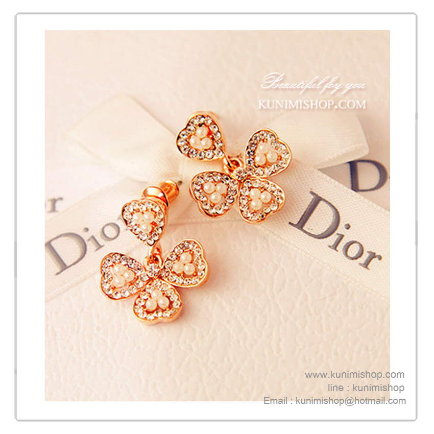  ตุ้มหู ต่างหูสีทอง รูปใบโคลเวอร์ นำโชค ราคาถูก งานคุณภาพ เกรดดี พร้อมส่ง สีทองชมพู ( Rose Gold ) สวยหรู ประดับด้วยเพชรรอบใบ ตรงกลางใบประดับด้วยมุขเม็ดเล็กๆ น่าใส่มากคะ ใส่ได้ทุกโอกาสคะ แบบแป้นเสียบ จะซื้อใส่เองหรือ เป็นของขวัญ ของฝากก็โอเคเลยคะ ^^ 