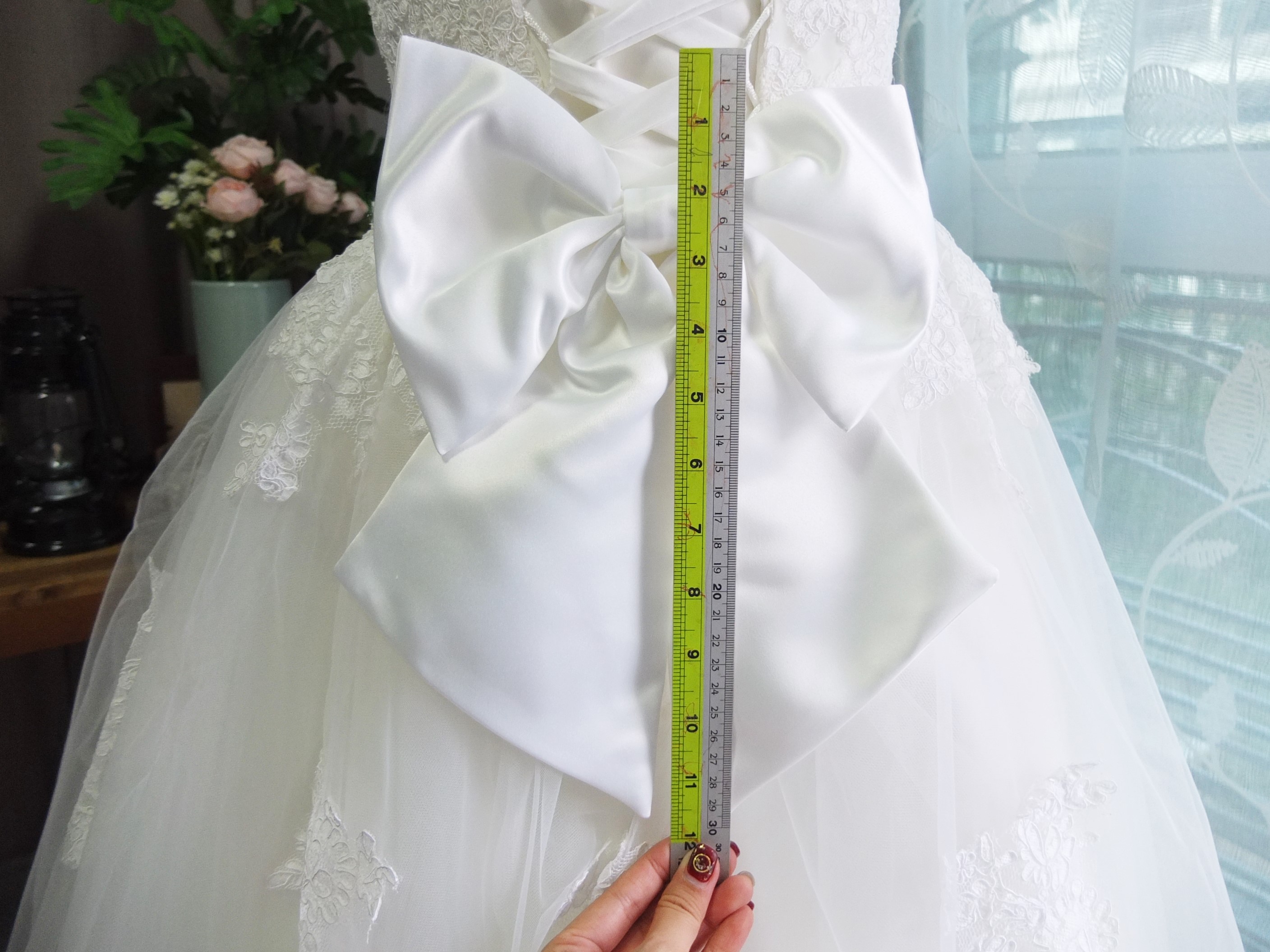 โบว์ติดชุดเจ้าสาว ด้านหลังติดเข็มกลัดซ่อนปลาย ใช้ง่าย สีขาวนวล