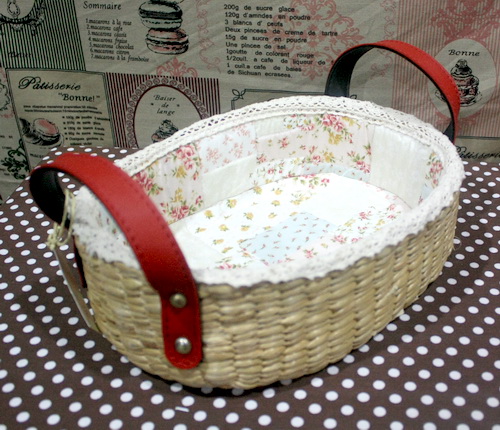 ชิ้นงานดิบ ผักตบชวา ทำ Decoupage งานเพนท์ ตระกร้าทรงรีเตี้ยหูหนัง บุผ้าวินเทจตีตาราง โทนสีหวานๆลายผ้าต่อ