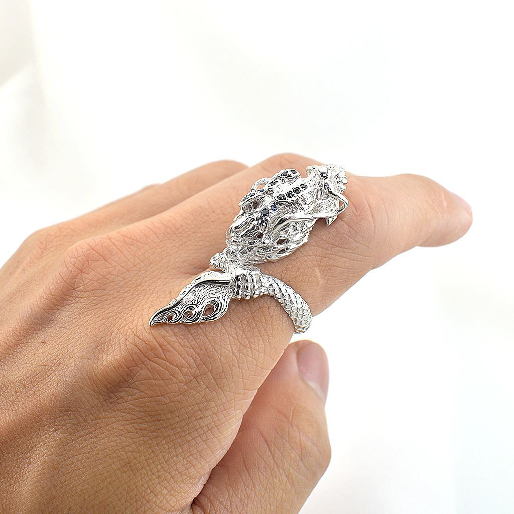 SKJewelryFactory แหวนมังกร นำโชค หัวมังกรประดับด้วยพลอยไพลินแท้ เสริมความรุ่งโรจน์ให้แก่ผู้สวมใส่ MR00388-BSA