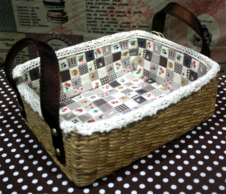 ชิ้นงานดิบ ผักตบชวา ทำ Decoupage งานเพนท์ ตระกร้าทรงผืนผ้าเตี้ยหูหนัง บุผ้าวินเทจตีตาราง ติดลูกไม้วินเทจ โทนสีน้ำตาล