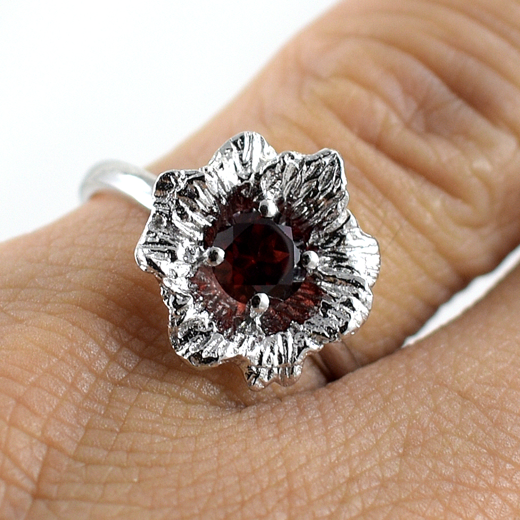 SKJewelryFactory แหวนดอกไม้ แหวนเงินแท้ 92.5% ฝังพลอยโกเมนแท้ ER02240-GAN