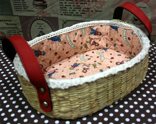 ชิ้นงานดิบ ผักตบชวา ทำ Decoupage งานเพนท์ ตระกร้าทรงรีเตี้ยหูหนัง บุผ้าวินเทจตีตาราง ติดลูกไม้วินเทจ โทนสีส้มลายตุ๊กตาน่ารักๆ