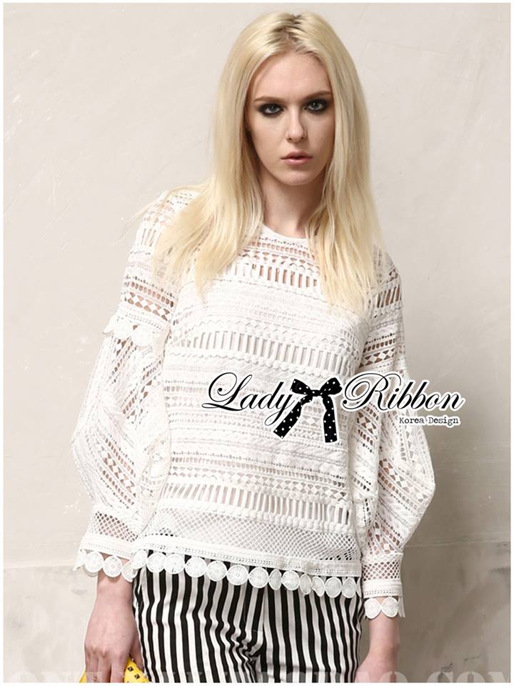 พร้อมส่ง เสื้อผ้าลูกไม้ฉลุลายแขนบาน เสื้อแฟชั่น