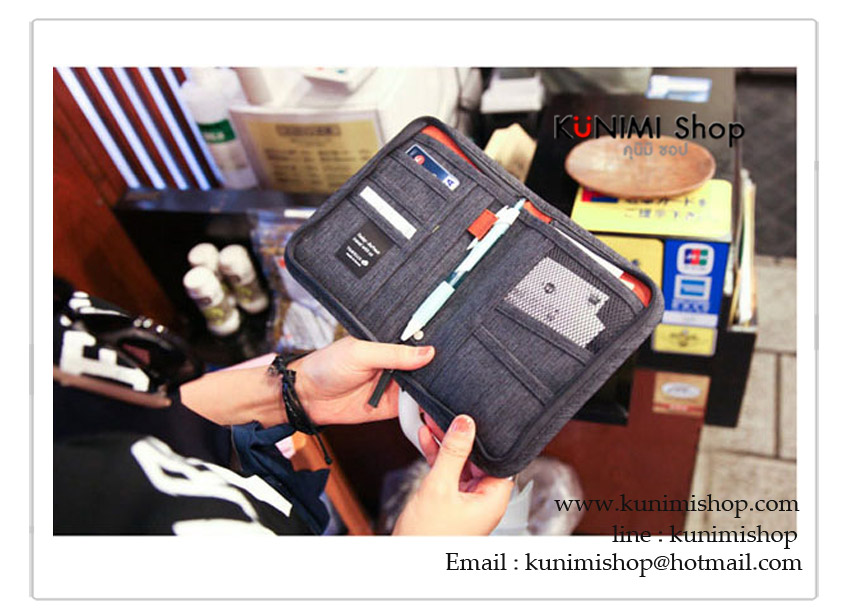 กระเป๋าถือใส่เงิน พาสปอร์ต นามบัตร บัตรATM มือถือ เอกสารต่างๆ หรือใส่ของจุกจิก มีซิปเปิดปิด ด้านใน มีช่องให้ใส่บัตรและเอกสารมากมา และมีช่องซิบไว้ใส่ของสำคัญ มีช่องเสียบปากกา ผ้าสวย งานคุณภาพคะ ขนาดกระทัดรัด ง่ายต่อการพกพา