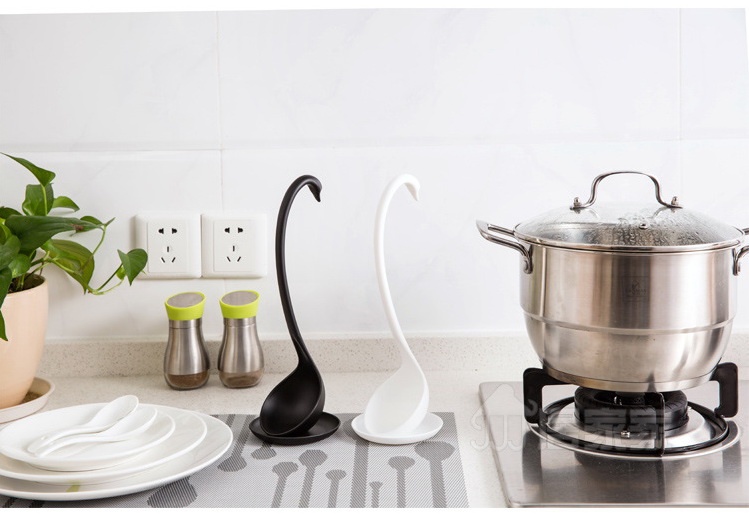 พร้อมส่ง ทัพพียืนได้ พร้อมที่รอง รูปหงส์ Swan Ladle มีสีขาว กับดำ