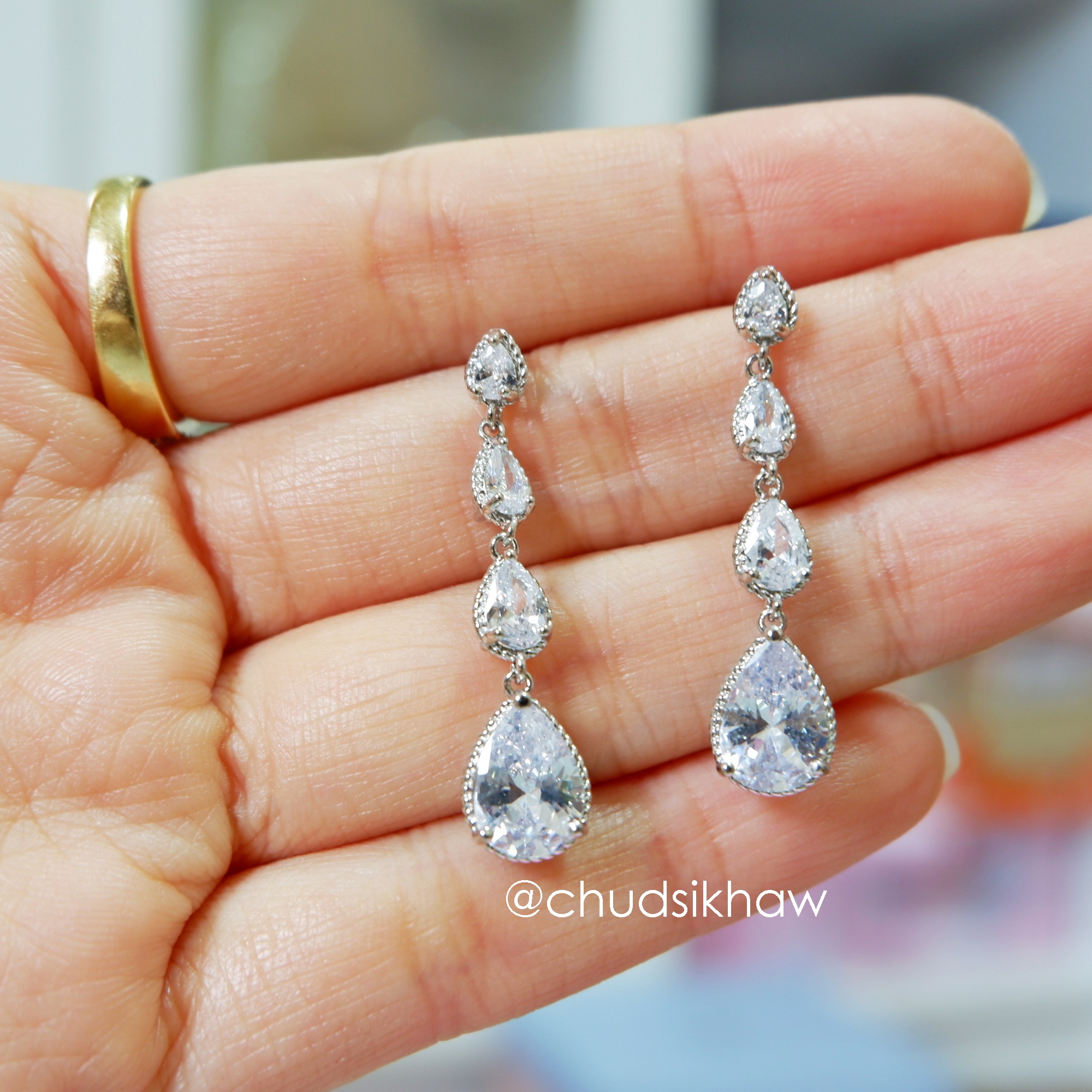 ต่างหูหลายแบบน่ารัก เล่นไฟ มุกแวววาว สวย ราคา 190 - 350 บาท