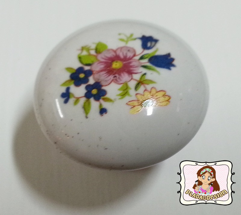 มือจับ ปุ่มแขวน เซรามิค สีขาว ลายดอกไม้ ขนาด 1.5 นิ้ว