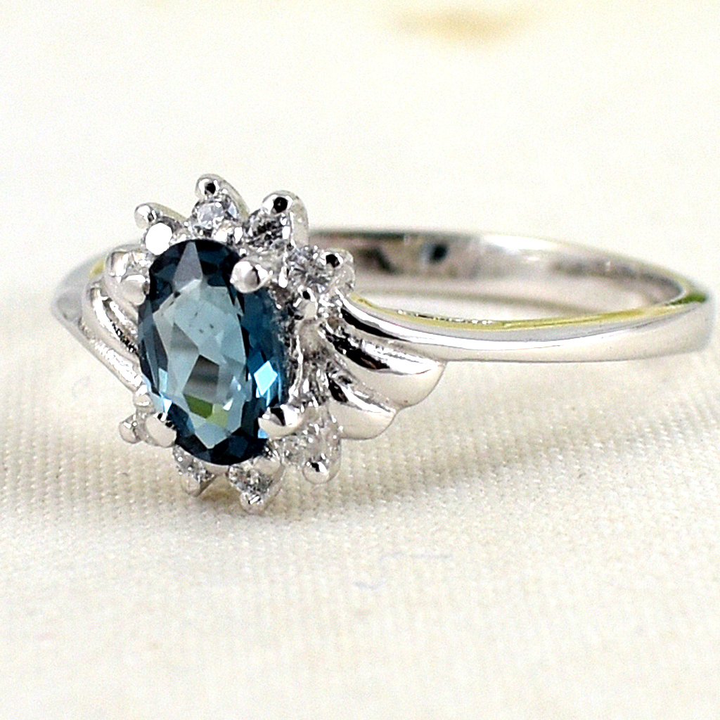 SKJewelryfactory แหวนเงินแท้ ฝังพลอยลอนดอนบลูโทปาซแท้ สไตล์เรียบหรู ER01419-LBT