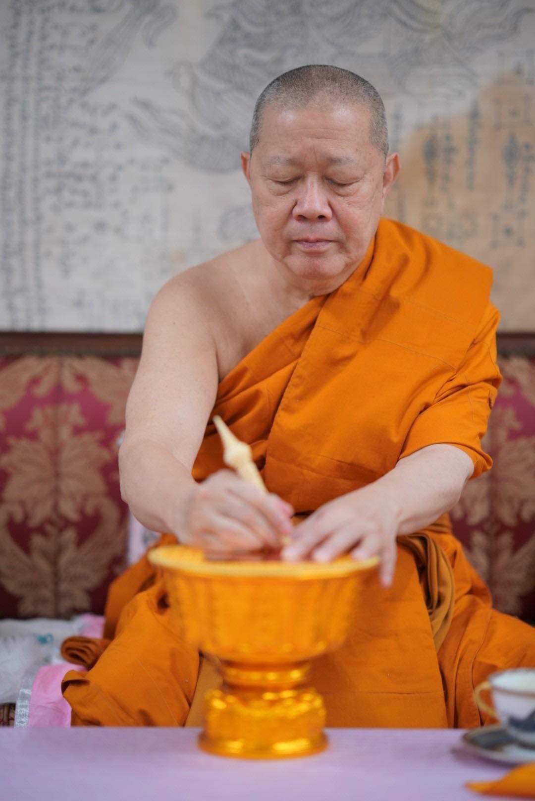 ชุดทองคำ ท้าวเวสสุวรรณพันล้าน หลวงพ่อสุริยันต์โฆสปัญโญ วัดป่าวังน้ำเย็น มหาสารคาม