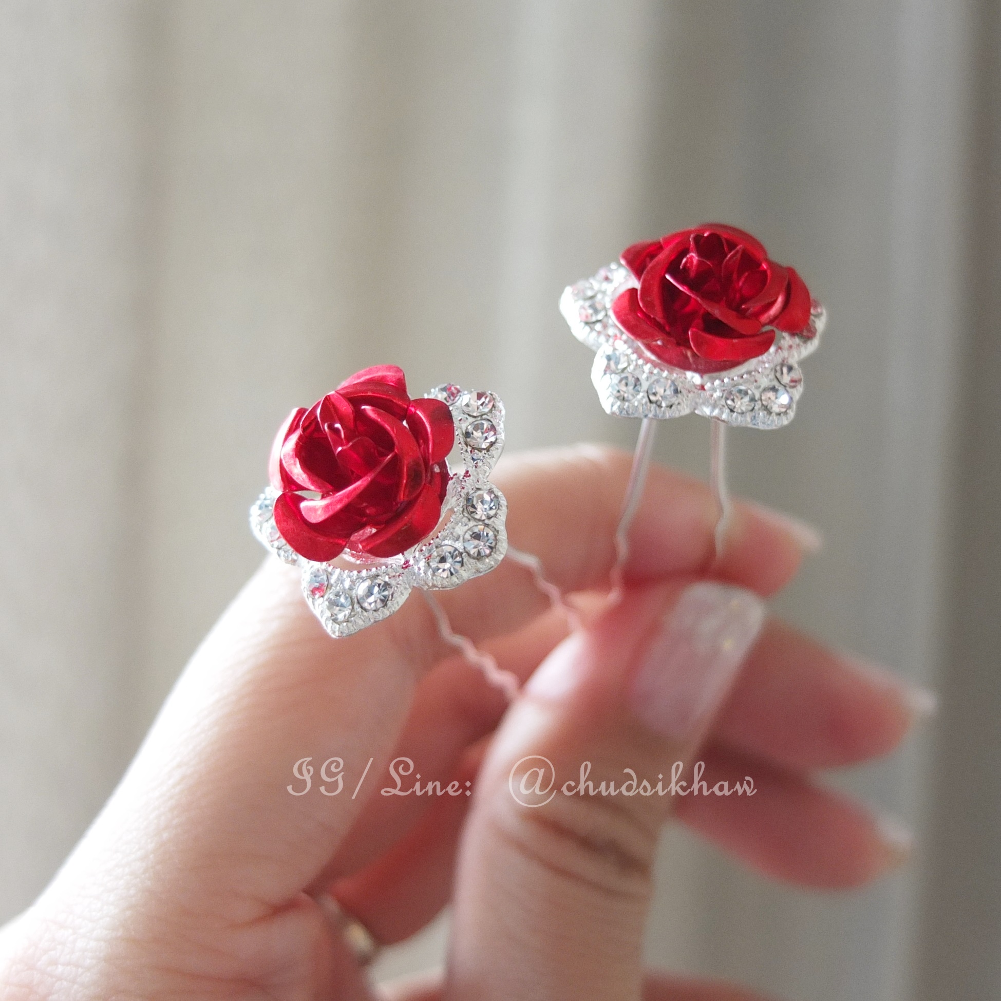 ปิ่นปักผมกุหลาบสีแดงล้อมเพชร คู่ละ 69 บาท