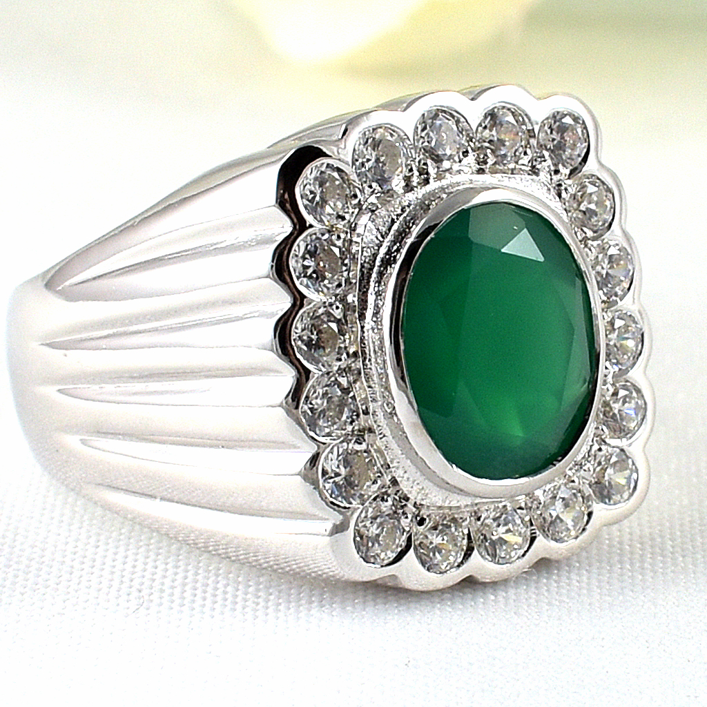 SKJewelryFactory แหวนชาย พลอยแท้ สีเขียวมรกต ล้อมเพชร MR00391-GAG