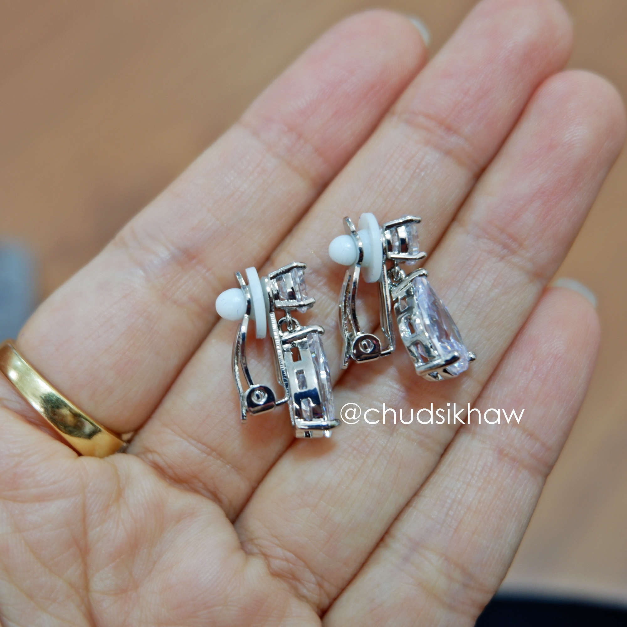 ต่างหูหนีบ สำหรับเจ้าสาวที่ไม่เจาะหู ราคา 160 - 300 บาท