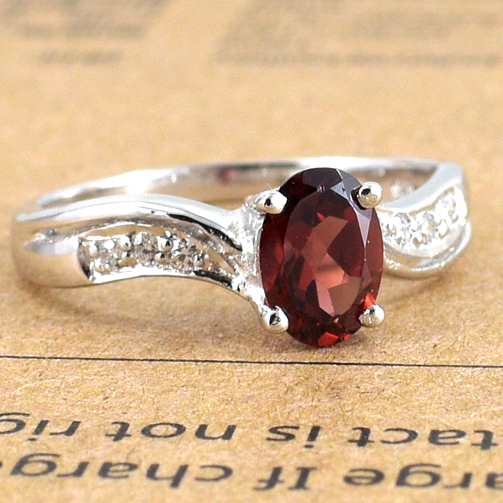 SKJewelryFactory แหวนพลอยโกเมนแท้ ขนาดพลอย 7x5 มิล ขนาดกำลังพอดีนิ้ว ไม่เล็กหรือใหญ่เกินไป ER01555-GAN