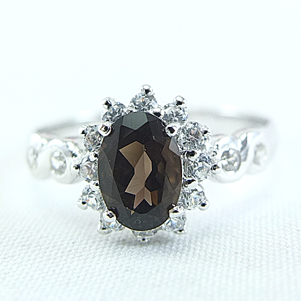 SKJewelryFactory แหวนสุดคคาสสิคพลอยล้อมเพชร แหวนเงินแท้ 92.5% ฝังพลอยสโมกกี้ควอทซ์แท้ ER00875-SMQ