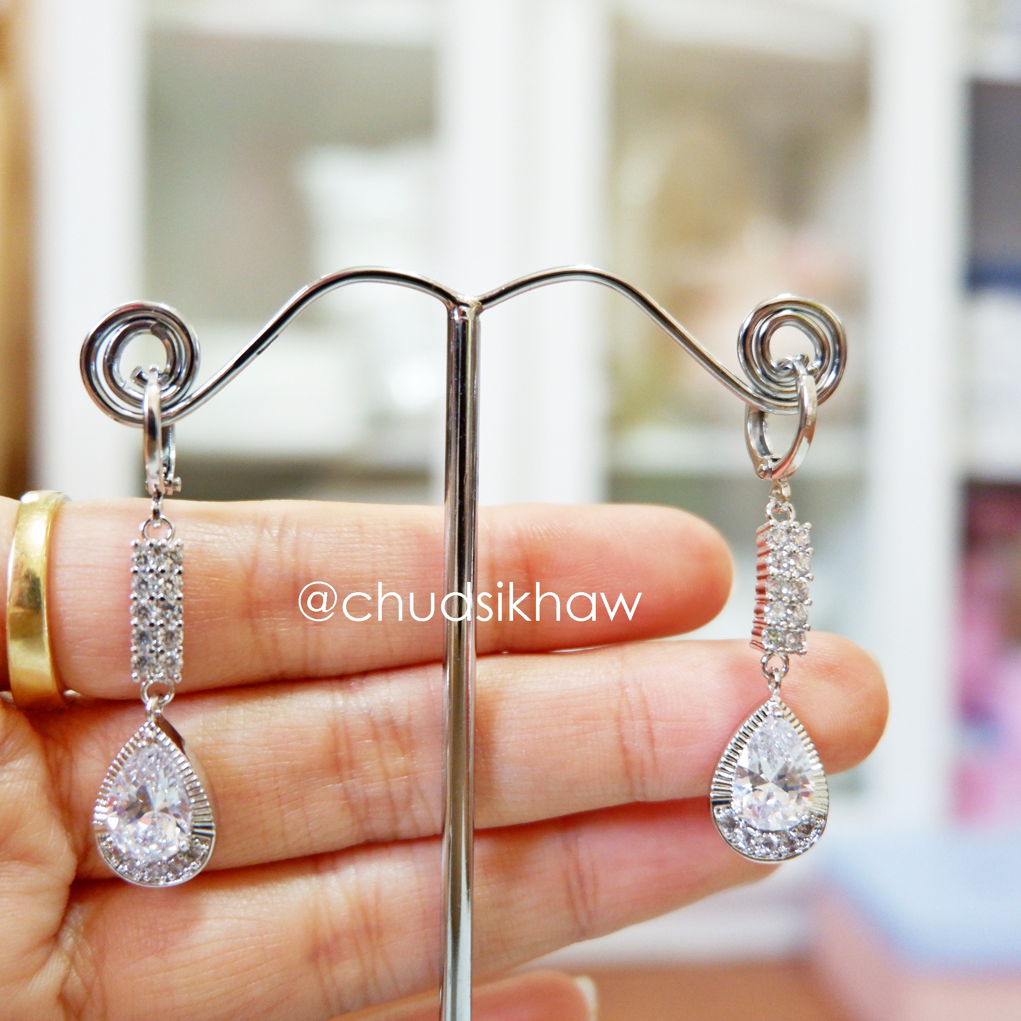 ต่างหูหลายแบบน่ารัก เล่นไฟ มุกแวววาว สวย ราคา 190 - 350 บาท