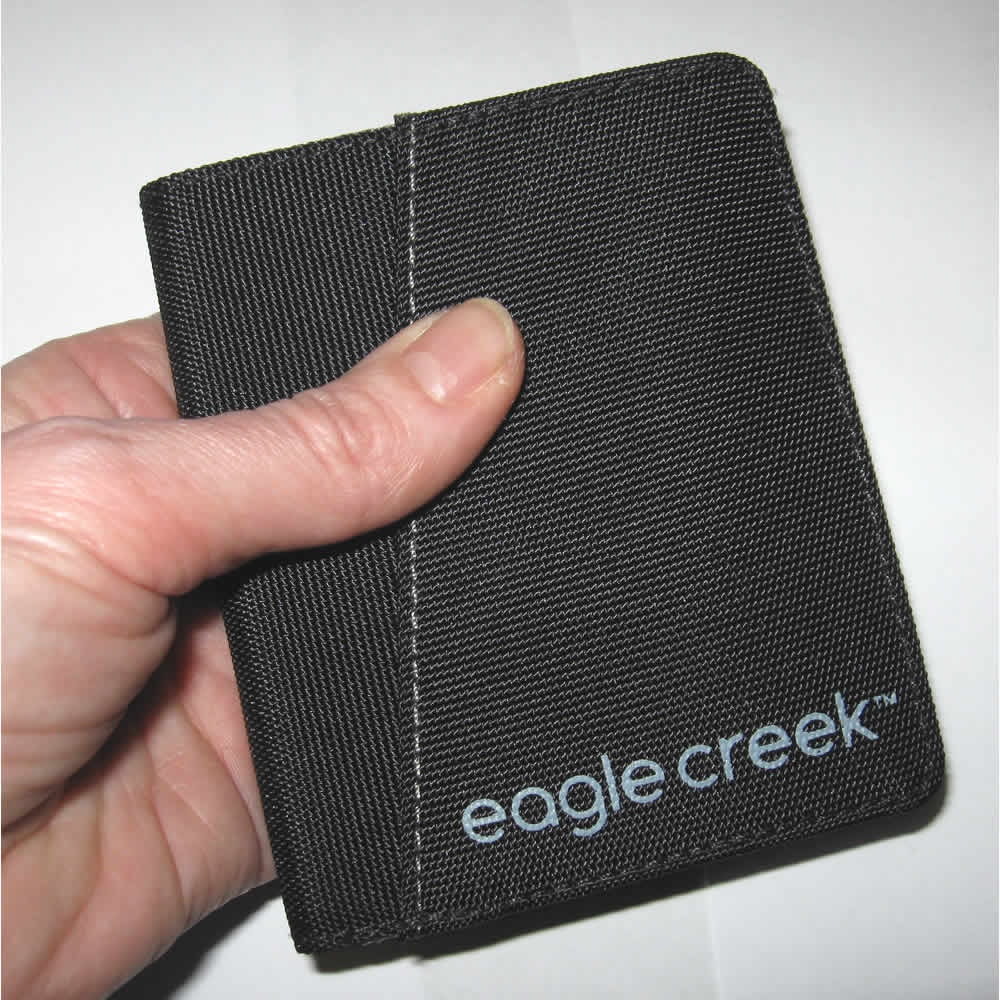 Eagle Creek - กระเป๋า สตางค์ 2 พับ แนวตั้ง ป้องกันการสแกนบัตร Travel Gear RFID Bi-Fold Wallet
