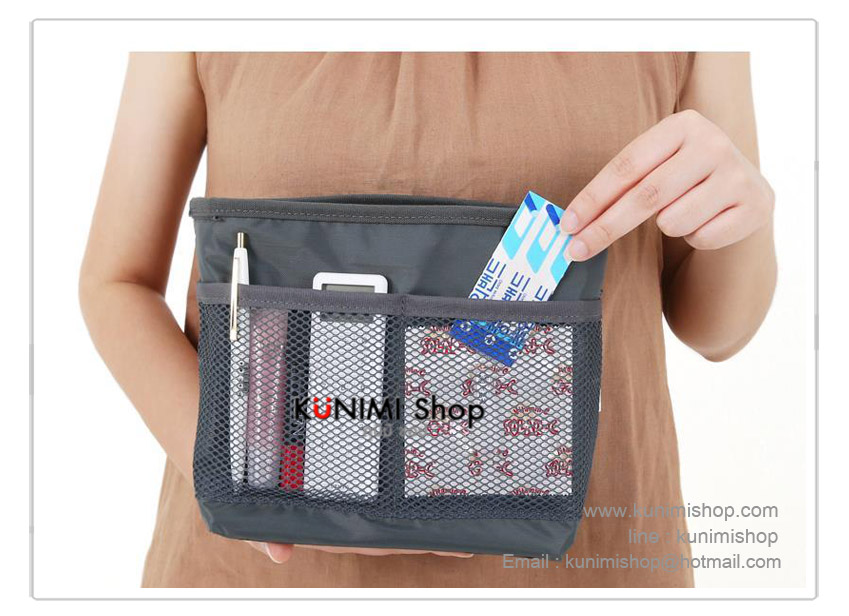  กระเป๋าสะพาย ยี่ห้อ DINIWELL Size M ใช้ใส่สิ่งของต่างในเวลาเดินทาง หรือ ท่องเที่ยว ในส่วนของกระเป๋า มีช่องเก็ยสิ่งของมากมาย โดยแยกสัดส่วนต่างๆดังนี้ เปิด - ปิด กระเป๋าด้วยตีนตุ๊กแก ง่ายต่อการเปิด-ปิด เมื่่อเปิดมาจะพบช่องที่มีซิบ ซึ่งสามารถใส่สิ่งของสำคัญ เช่น เงิน และถัดมาจะพบช่องใส่ของขนาดใหญ่ ภายในแยกย่อยออกมาอีก มีช่องเล็กๆไว้ใส่มือถือ ของใช้อื่นๆที่ต้องหยิบใช้งานบ่อย ด้านหลัง มีช่องเก็บของซึ่งเปิด - ปิด ด้วยซิบ ป้องกันของหล่น สายสะพาย สามารถปรับขนาดได้ตามต้องการของผู้ใช้ วัสดุ : ผ้ากันน้ำ ขนาด : 26 × 18 × 11.5 (CM) * Size M *
