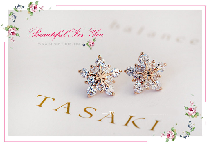 ตุ้มหู ต่างหูสีทอง ประดับด้วยเพชร สวยหรู แบบแป้นเสียบ ใส่ได้ทุกโอกาส สวยไม่ซ้ำใครคะ จะซื้อใส่เอง หรือ เป็นของขวัญ ก็ได้คะ ขนาด : ความยาว 1 cm.