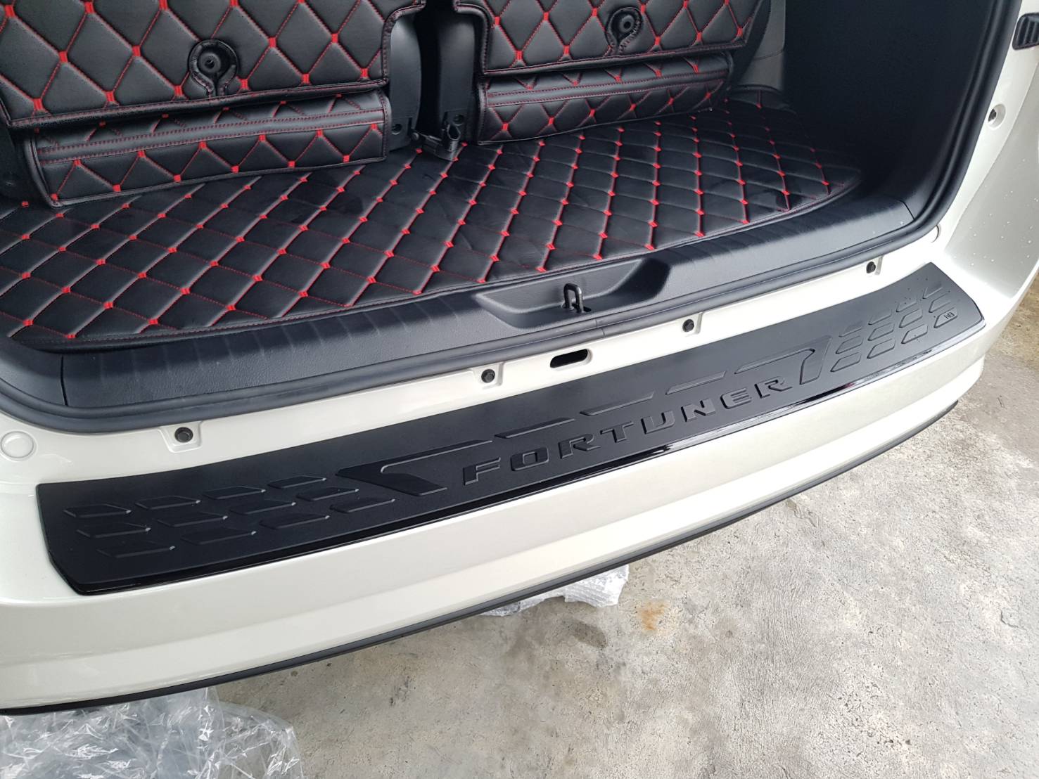 1198 กันรอยท้าย HD ดำล้วน สำหรับ Fortuner 2015-2020