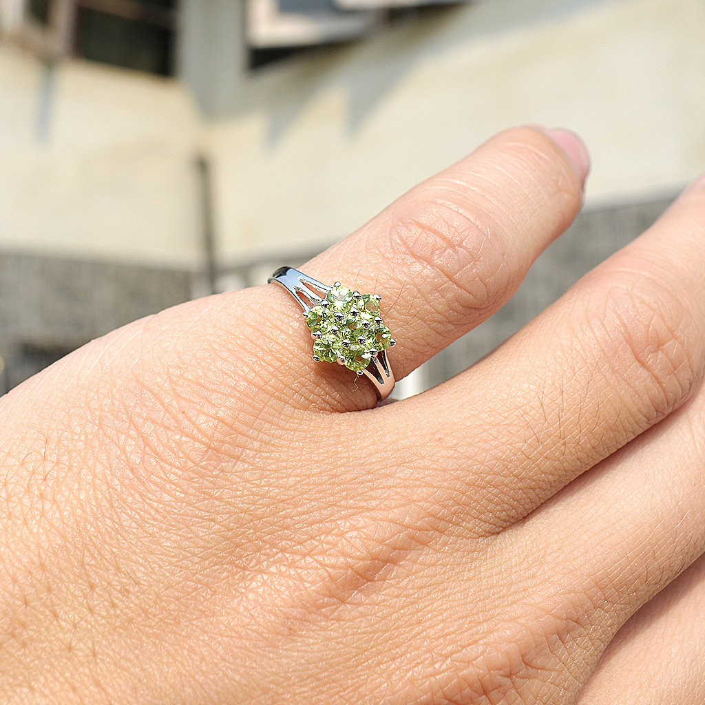 SKJewelryfactory แหวนดอกไม้พลอยเพอริดอทแท้ ER00513-PDT