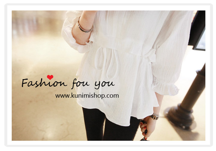 เสื้อแฟชั้น มี 2 สี สีขาว สีดำ คอกลมผ่าหน้าเป็นตัววี แขนสามส่วนพอง จั้มปลาย มีระบาย มีเชือกผูกเอว เสื้อทรงสวย น่ารัก จะใส่คู่กับกางเกง หรือ กระโปรงก็ดูเข้ากันคะ สินค้าคุณภาพ สินค้าเหมือนแบบ 100 % Size L : ควายาวชุด 48 cm. // ความกว้างของไหล่ 36 cm. ความยาวแขนเสื้อ 39 cm. // รอบอกไม่เกิน 35 นิ้ว รอบเอวไม่เกิน Free Size // สะโพก Free Size ผ้า : ผ้าฝ้าย