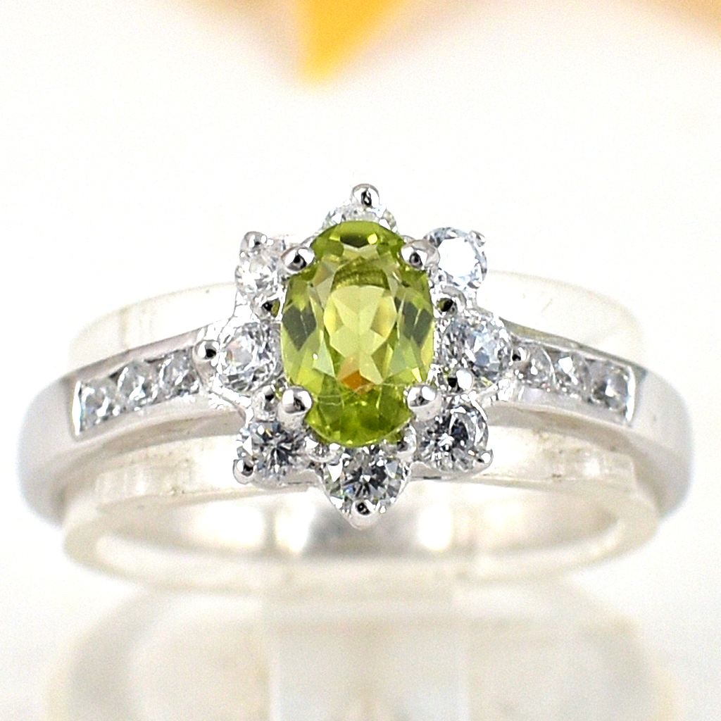 SKJewelryfactory แหวนเงินแท้ ฝังพลอยเพอริดอทแท้ ประดับด้วยเพฃร สไตล์ดอกไม้ ER00663-PDT