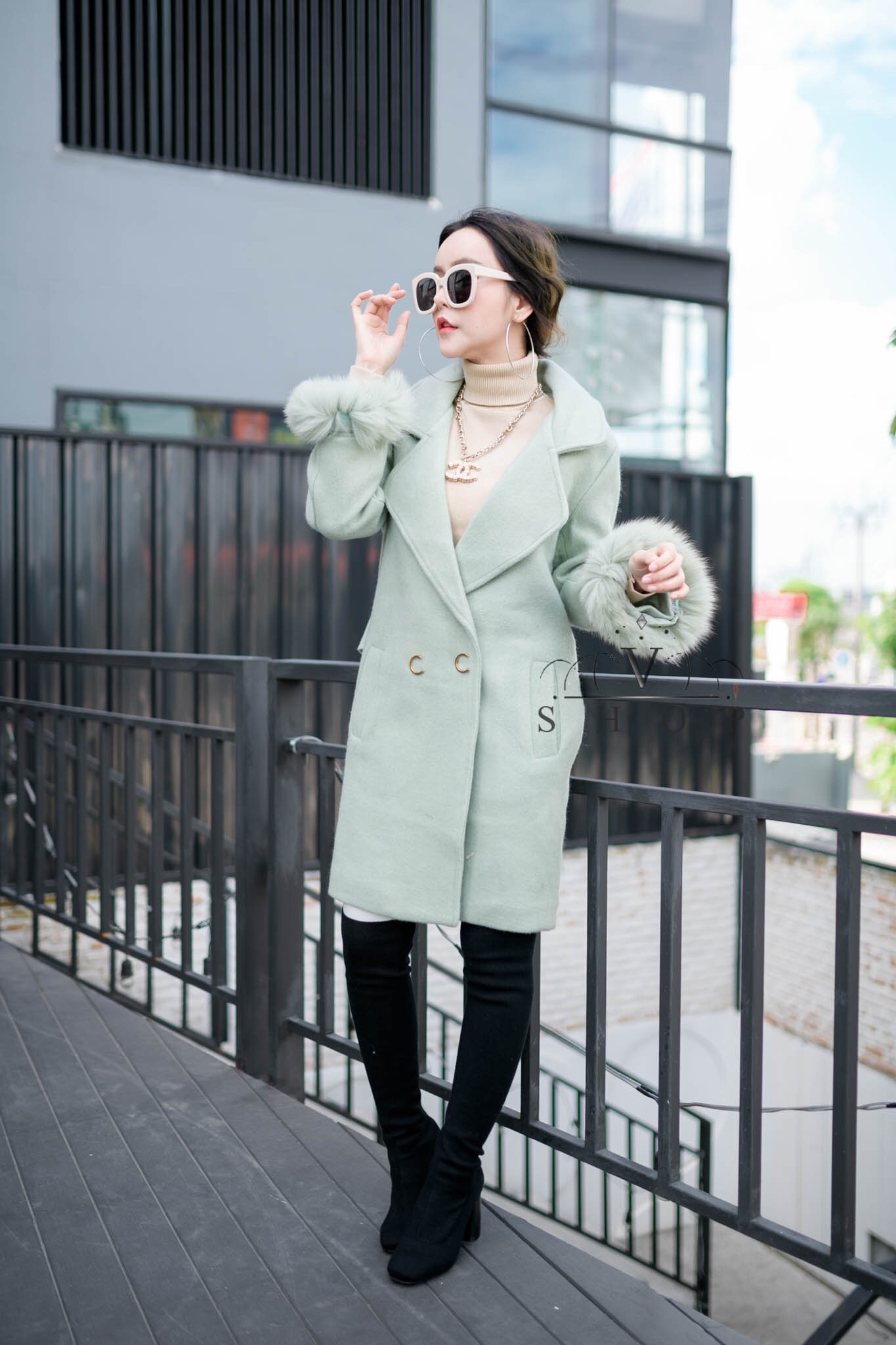 เสื้อผ้าเกาหลี พร้อมส่ง coat มาพร้อมเฟอร์แต่งแขน